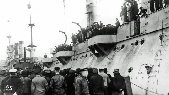 Gustav Noske spricht als Beauftragter der Reichsregierung am 5. November 1918 zu den U-Boot-Mannschaften in Kiel.