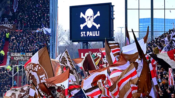 Fans des FC St. Pauli im Millerntor-Stadion