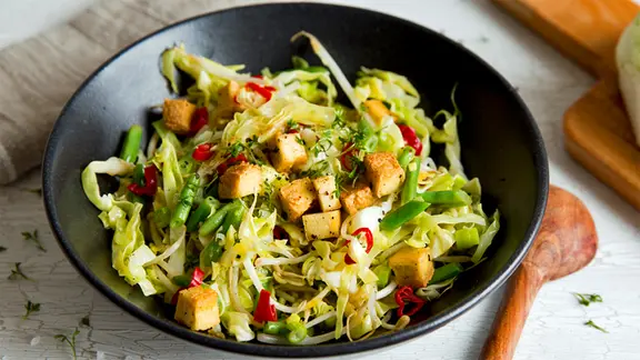 Frühlingsgemüse mit Tofu im Wok