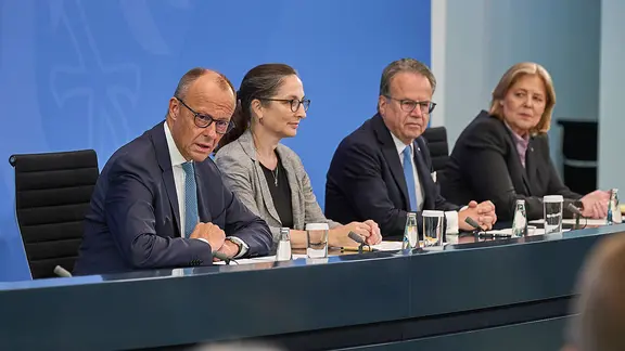 Bundeskanzler Friedrich Merz, Constanze Janda , Frank-Juergen Weise und Ministerin Bärbel Bas (SPD) stellen ihre Renten-Empfehlungen vor.