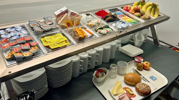 Der Buffetwagen des UKE ist hier für ein flexibles Frühstück im Krankenhaus angerichtet.