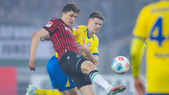 Benedikt Pichler (l.) von Hannover 96 im Duell mit Florian Flick von Eintracht Braunschweig 