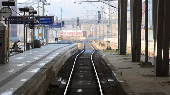 Ein Gleis, das aus dem Hauptbahnhof führt