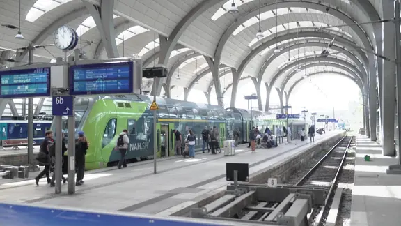 Ein Zug steht im Kieler Bahnhof.