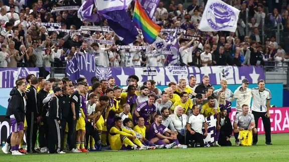 Die Teams von HEBC und Borussia Dortmund stehen nach dem Spiel zusammen.