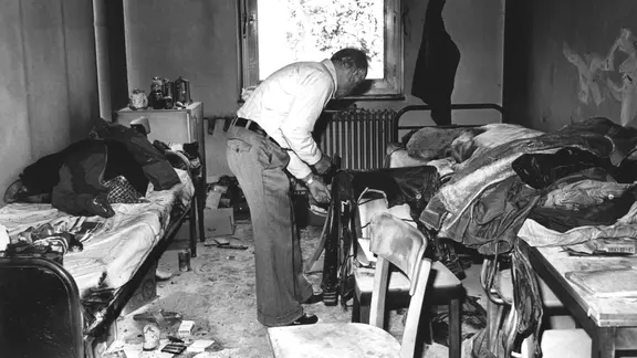 22. August 1980: Brandanschlag auf ein Wohnheim für vietnamesische Flüchtlinge in Hamburg. Der Hausmeister steht in einer ausgebrannten Wohnung.