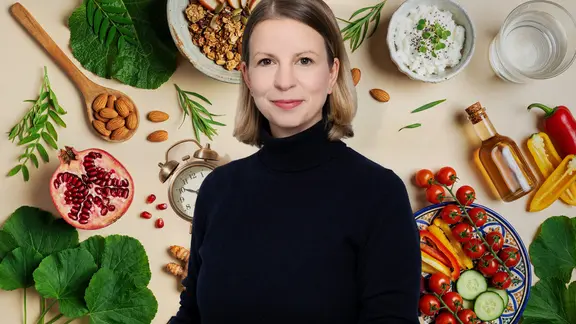 Collage: Porträt Dr. Angelika Weigel, im Hintergrund: Gemüse, Granatapfel und anderes Gesundes.