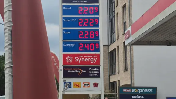 Die Spritpreise an einer Tankstelle in Hamburg Sekunden nach dem Ende des Tankrabatts am 1. Juli 2026.