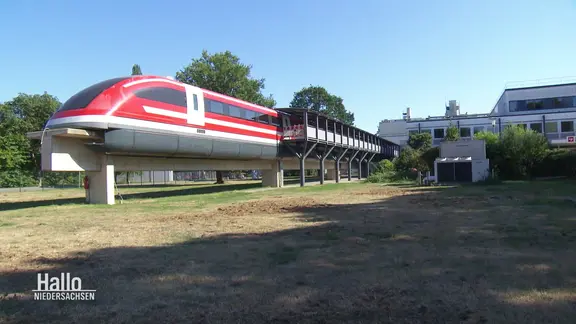 Ein stillgelegter Transrapid-Zug auf einer Monoschiene