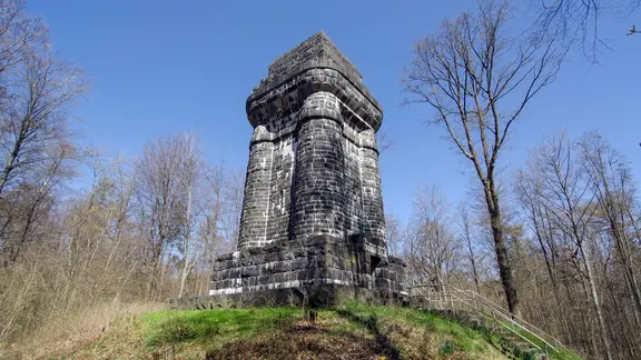 Eine der acht Bismarcksäulen (Bismarckturm) von Schleswig-Holstein steht in Itzehoe auf einem Hügel.