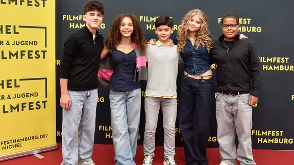 Die Pfefferkörner-DarstellerInnen Tibet, Josy, Noah, Ida und Mathieu auf dem roten Teppich.
