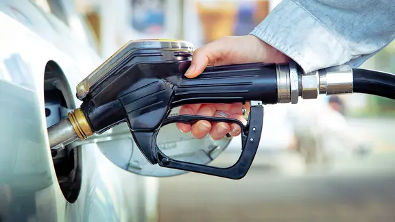 Auto wird mit einer Zapfpistole betankt.