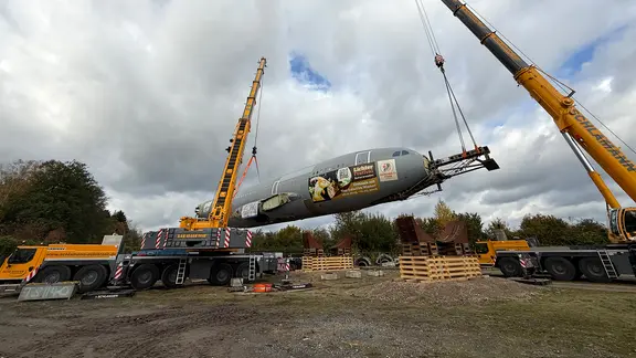 Der ausrangierte Airbus wird im Serengeti Park von zwei Schwerlastkränen hochgehoben.
