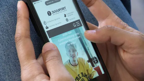 Auf einem Smartphone ist die Seite der Beratungsplattform "JUUUPORT" aufgerufen.