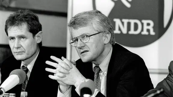 Der Direktor des Landesfunkhauses Mecklenburg-Vorpommern Gerd Schneider (l.) und NDR Intendant Jobst Plog bei einer Pressekonferenz 1992 in Schwerin.