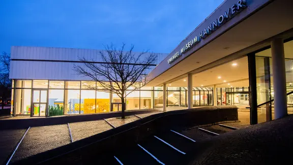 Außenaufnahme des Sprengel Museums Hannover im Morgengrauen