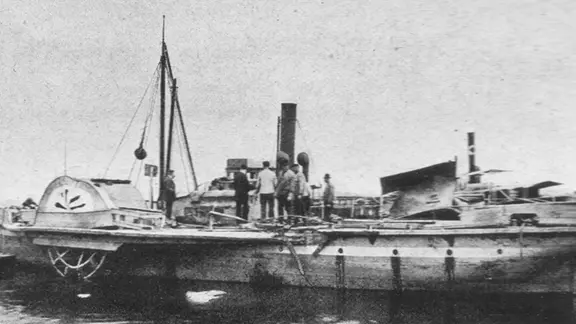 Der am 21. Juli 1902 gesunkene Ausflugsdampfer "Primus" nach seiner Bergung.