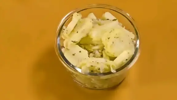 Eine Schale Kartoffelsalat.