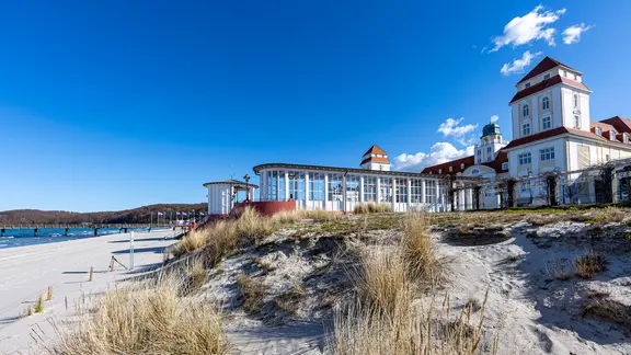 Sandstrand vor dem Kurhaus in Binz auf Rügen.