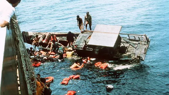 Ein Flüchtlingsboot kentert Ende der 70er-Jahre beim Anlegen an die "Cap Anamur". Alle Flüchtlinge konnten gerettet werden.