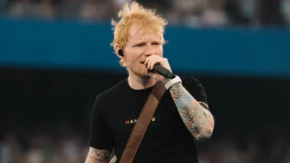 Ed Sheeran singt, blickt ins Publikum