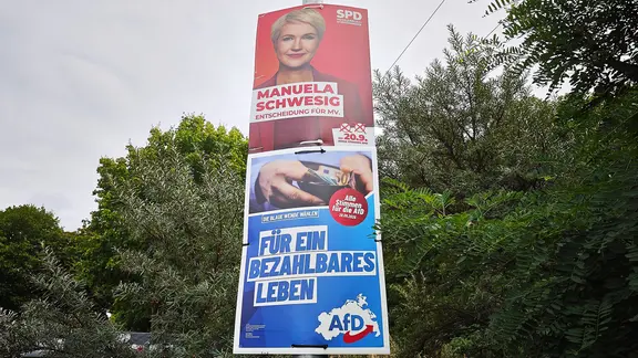 Wahlplakate für die Landtagswahl 2026 für SPD (mit Manuela Schwesig) und AfD 
