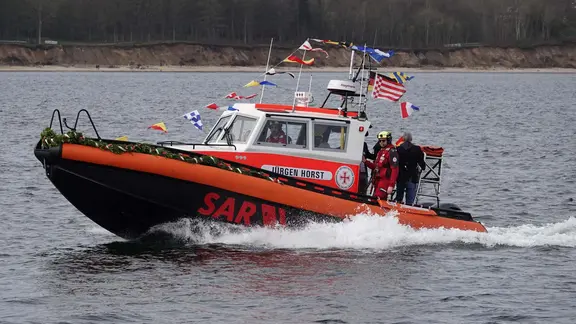Seenotrettungsboot "Jürgen Horst" fährt nach seiner Taufe über die Kieler Förde.