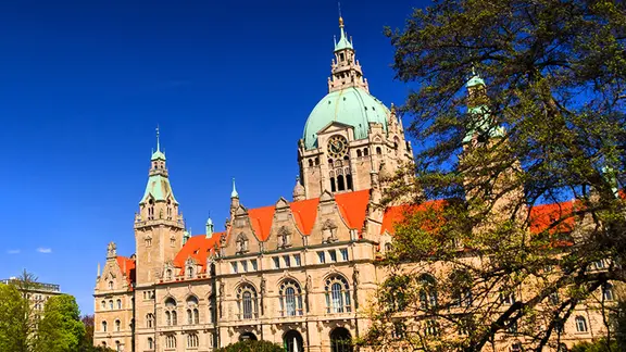Das Neue Rathaus in Hannover bei strahlendem Wetter.