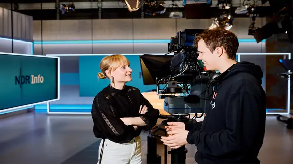 Zwei Personen im Gespräch in einem NDR Studio