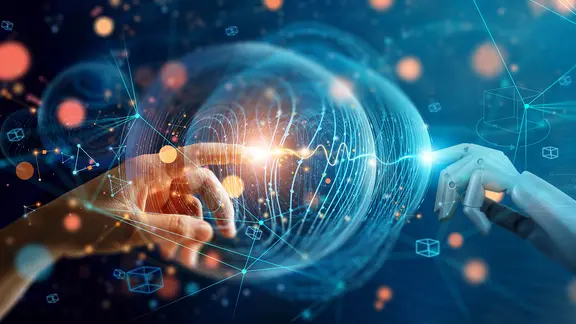 Roboterhand und Mensch verbunden, Technologischer Übergang zwischen Mensch und Roboter, Virtuelle Realität, Visualisierungssimulation, KI, AR, VR, futuristisch.