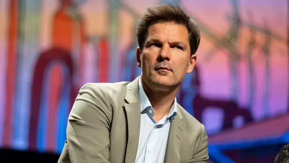 Steffen Krach während eines Podiumsgesprächs in Berlin.