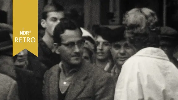 Reporterin bei einer Passantenumfrage 1961