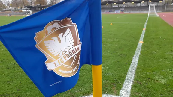 Das Logo des 1. FC Phönix Lübeck auf einer Eckfahne