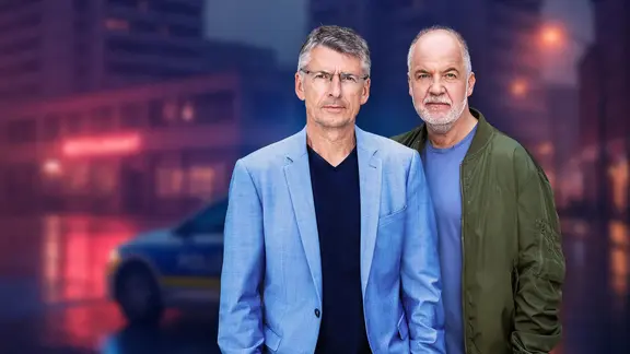 Ralf Martin Meyer und Marek Erhardt (True Crime Hamburg) schauen in die Kamera.