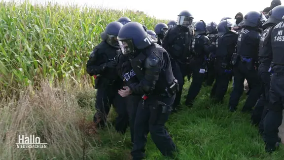 Polizisten in Schutzausrüstung bei einer Übung