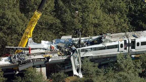 Mit völlig zerstörter Front steht das Wrack des Magnetschwebebahnzuges Transrapid 08 am 22. September 2006 auf der Versuchsstrecke in Lathen im Emsland.