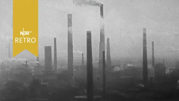 Silhouette rauchender Schlote im Ruhrgebiet 1962.