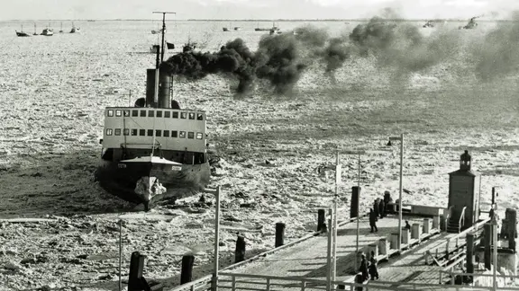 Der Eisbrecher "Stettin" 1963 vor Cuxhaven