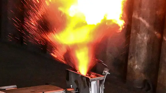 Eine Lithium-Ionen-Batterie gerät im Rahmen einer Vorführung in Brand.