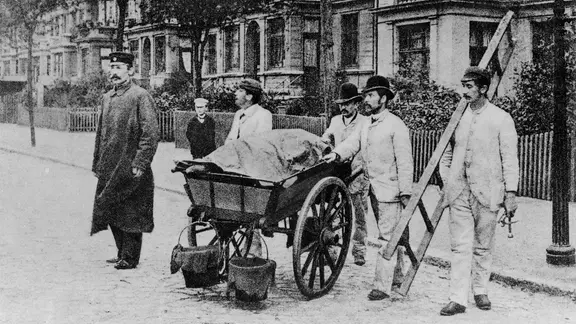 Eine Fotografie von 1892 zeigt eine Desinfektionskolonne.