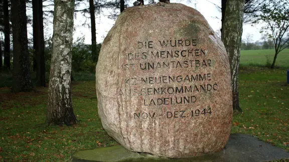 Mahnmal mit der Aufschrift "Die Würde des Menschen ist unantastbar" am ehemaligen Standort des KZ Ladelund.