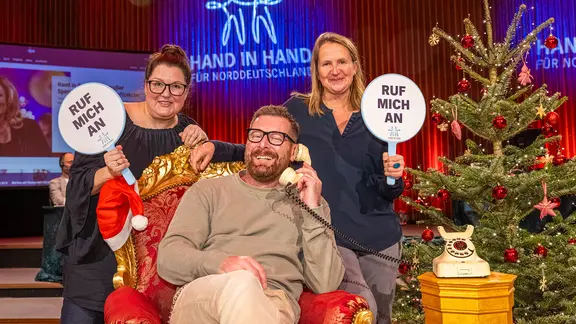 Die NDR-Moderatoren Andreas Kuhlage, Susanne Neuss und Verena Kortmann sind bei der Spendenaktion "Hand in Hand" im Studio.