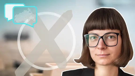 Politikwissenschaftlerin Anna-Sophie Heinze vor einer Wahlurne