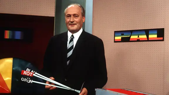 Walter Bruch demonstriert in den 60ern im ZDF das das von ihm erfundene PAL-Farbfernsehsystem.