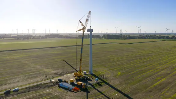 Forscher testen eine neue Windanlage im Forschungspark Windenergie in Krummendeich.