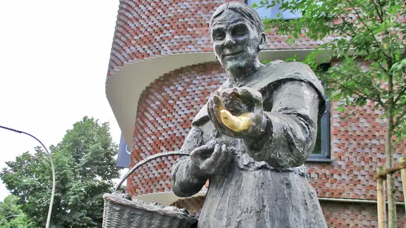 Denkmal der Zitronenjette mit blank poliertem Finger in der Hamburger Neustadt