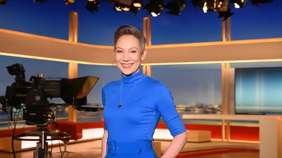 Der Moderatorin Christina von Saß lächelt in die Kamera. (Foto: Dirk Meußling)