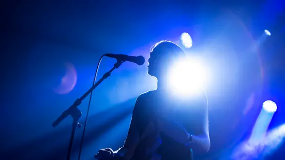Ellie Linden, die Sängerin und Songwriterin der Band "Das Body" auf der Bühne.