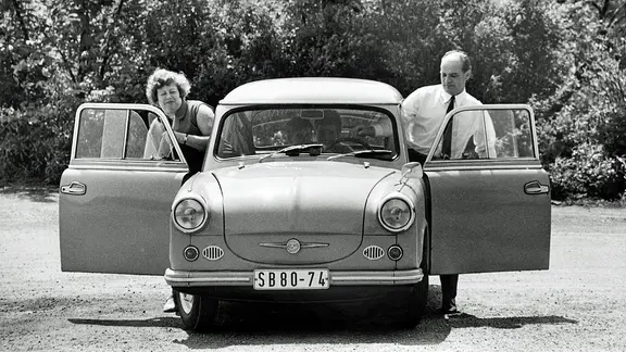 Eine Familie mit einem Trabant 600 in der DDR, ca. 1975,
