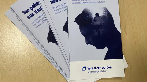 Ein Flyer, der Menschen mit pädophilen Neigungen aufruft, Hilfe zu suchen.